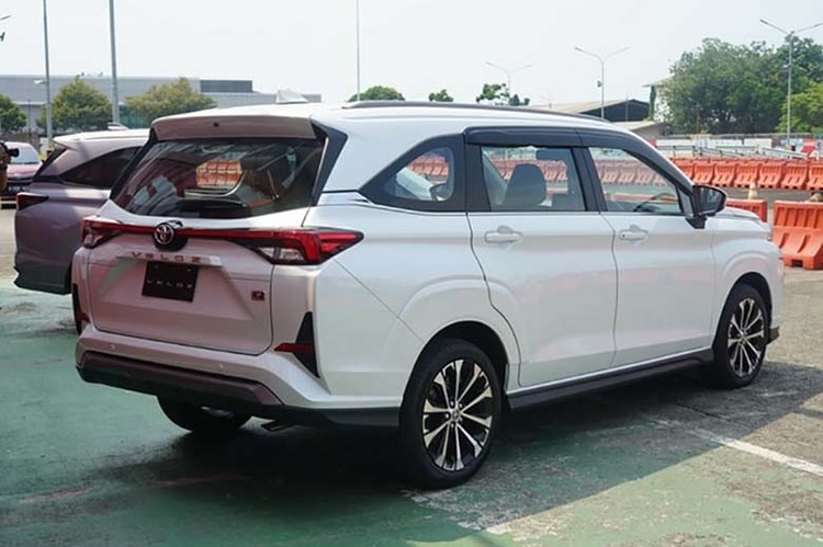 Phần bên hông Toyota Veloz 2022